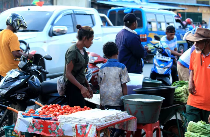 Elizino de Deus and her mother, Tereza Silva Santos, sell vegetables in Dili, Timor-Leste.